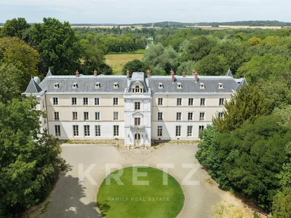 Un château du XIXe siècle, sa chapelle privée, ses dépendances et son parc de 5,8 hectares
