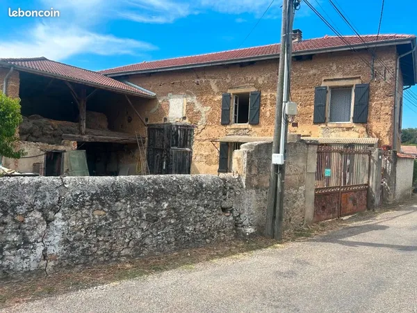 Corps de ferme en pisé à rénover - fort potentiel -