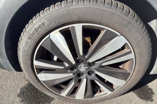 Peugeot 3008 hybrid4 300 e-eat8 — photo 15