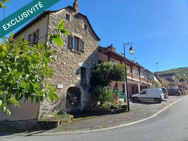 Située à Prévinquières, petit village touristique de l'Aveyron, au centre d'un triangle formé par le
