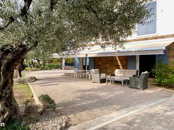 MAGNIFIQUE VILLA RÉNOVÉE 145 m2 - CLIM - JARDIN CLÔTURÉ+2 GARAGES