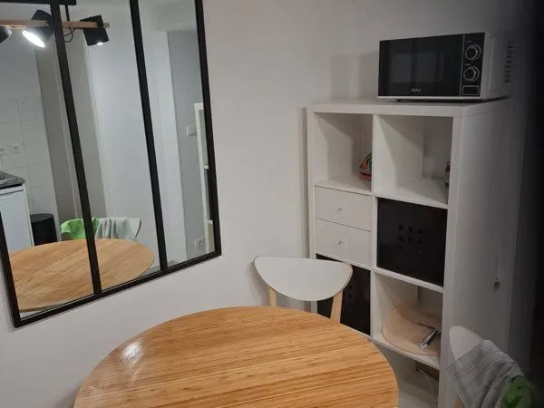 T2 meuble charges comprises