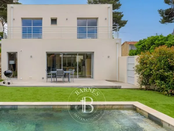 A vendre - Villa récente - 4 chambres - piscine - centre village