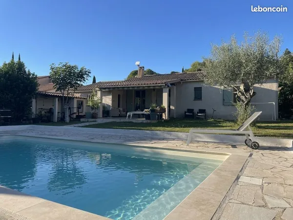 Maison individuelle de plain pied avec piscine