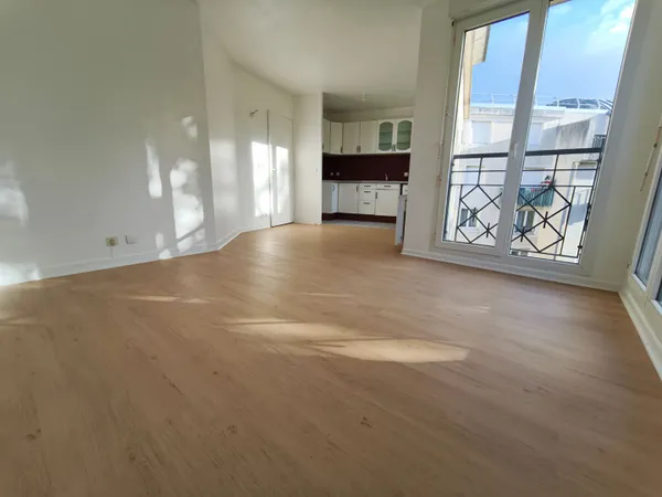 STUDIO RÉNOVÉ 29m² + PARKING - CERGY LE HAUT GARE