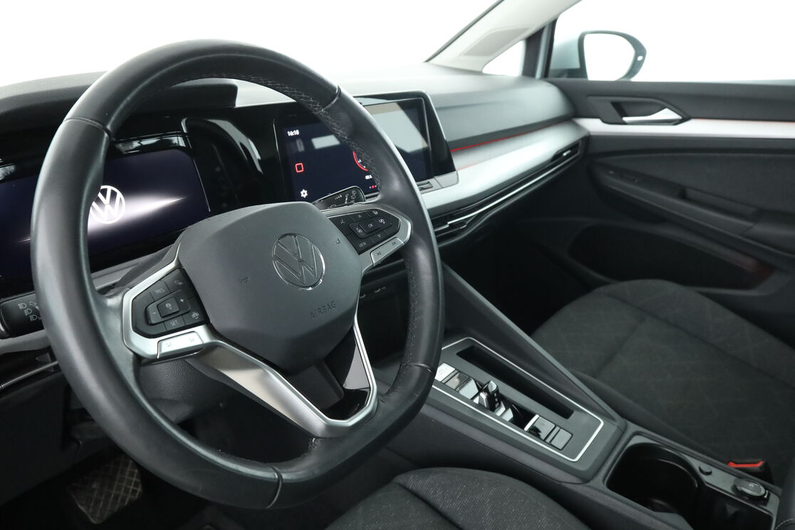 Volkswagen Golf VIII 1.0 eTSI DSG7 — photo 10