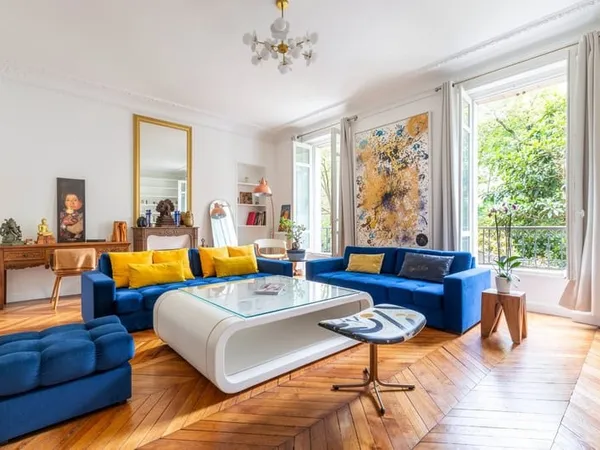 Appartement traversant de 146 m² au 1er étage d'un bel immeuble du milieu du XIXe siècle avec gardie
