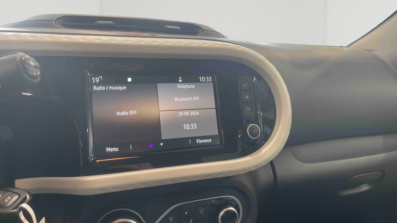 Renault Twingo III E-Tech — photo 18