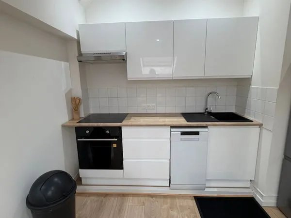 Location f2 rénove idéalement situé