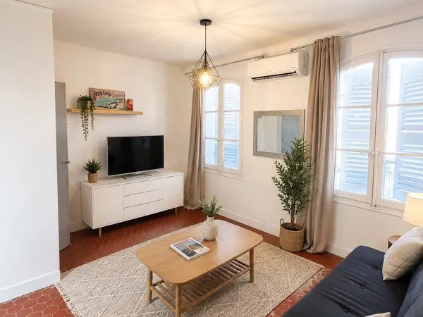 MARSEILLE 6e - RUE PARADIS - T2 rénové avec balcon de 10 m² - Dernier étage