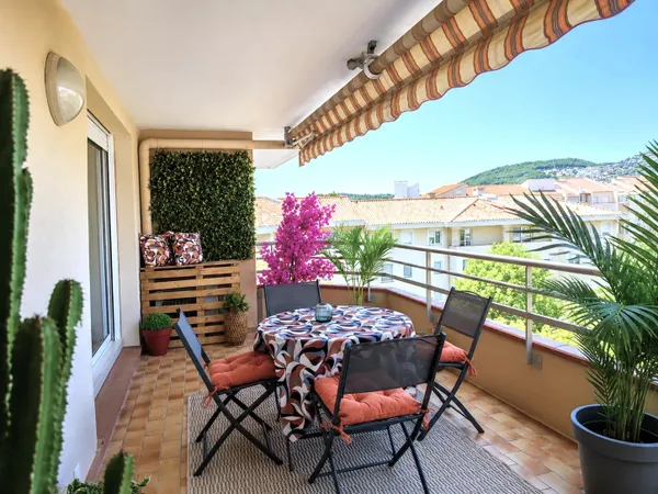 Hyères centre-ville – Dernier étage au calme, terrasse, garage et cave