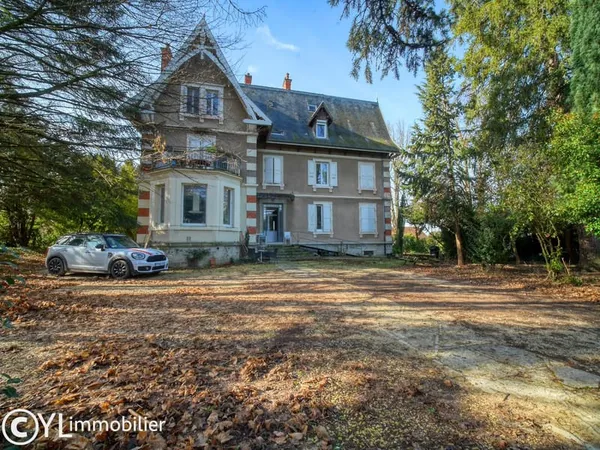 Manoir avec 7 800 m2 constructibles