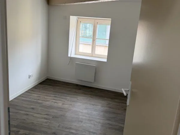 Locatio apparemment t 3 rénover 500 mètre de la gar