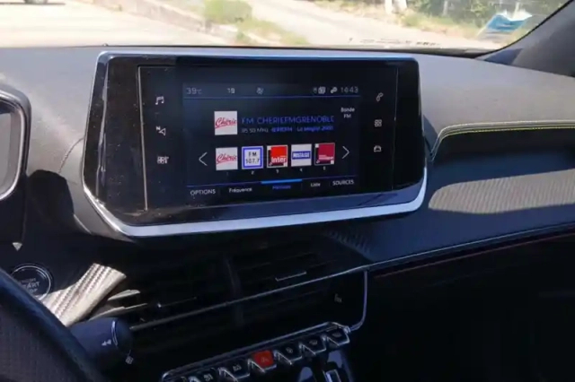 Peugeot 2008 puretech 130 s&amp;s bvm6 — photo 17