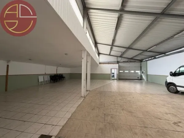 Local 1 pièce 400 m²
