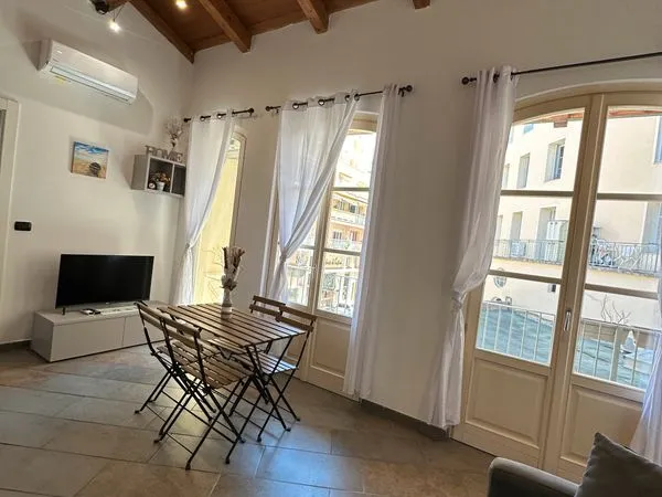 Location 2 piece Menton