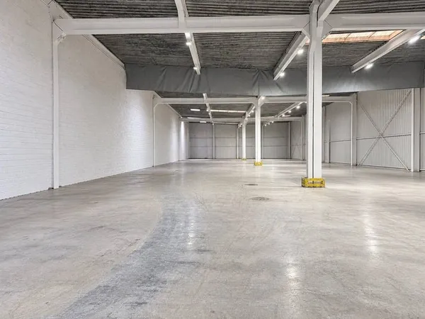 Entrepôt 2600 m²