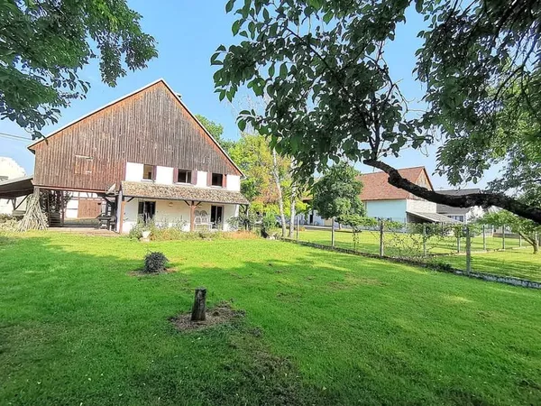 EXCLUSIF - Ensemble immobilier composé de 2 charmantes maisons sur 15,58 ares
