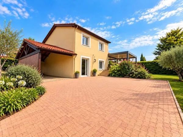 A Saint -Cyr-sur-le-Rhône, Maison familiale de 128 m2