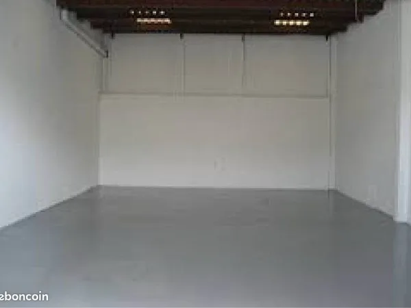 À louer box local de stockage 4x16m 64m2
