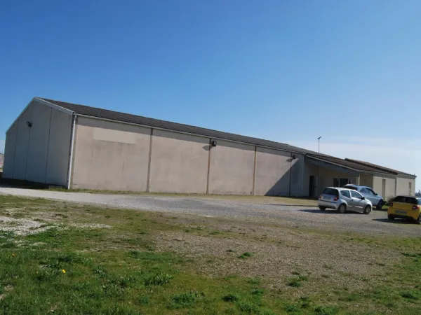 A 15 minutes d'Angoulême Entrepôt fermé et sécurisé de 550m2 avec bureaux climatisés de 130m2
