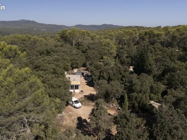 Cabanon de type chalet T3 56 m² avec 2 000 m² de terrain clos