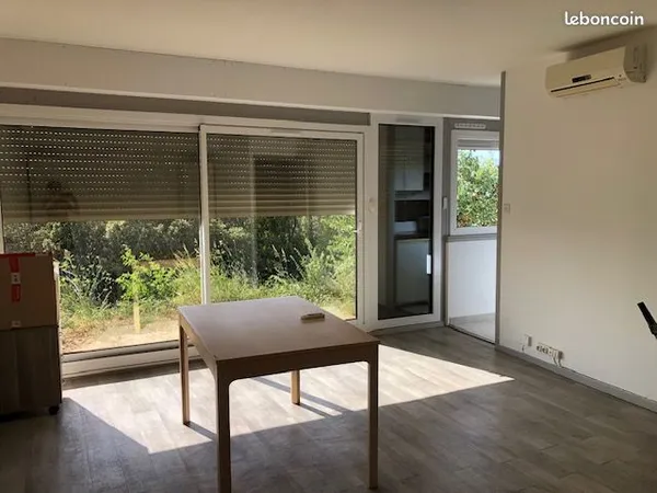 Beau studio lumineux en rez-de-chaussée avec parking