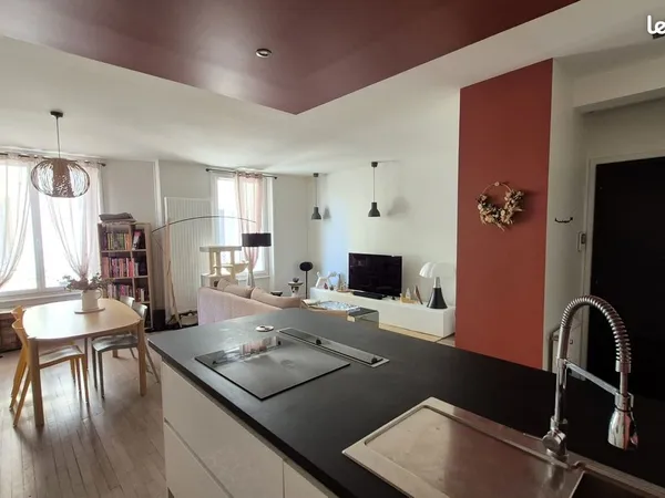 Bel appartement rénové dans superbe immeuble Art-déco, séjour de 40m²