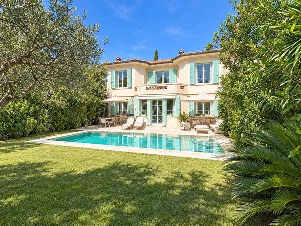 Élégante villa avec piscine — plages et commerces à pied