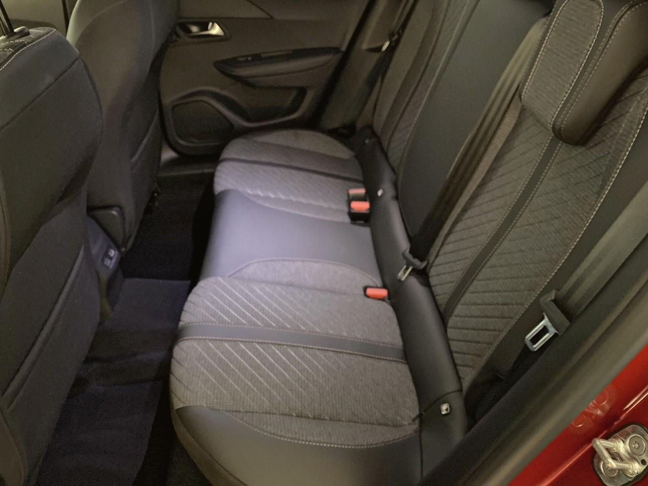Peugeot 2008 hybrid 145 ch e-dcs6 allure — photo 10