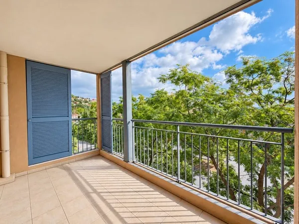 Appartement T4 à rénover, 85 m², terrasse couverte et garage GRASSE (06)