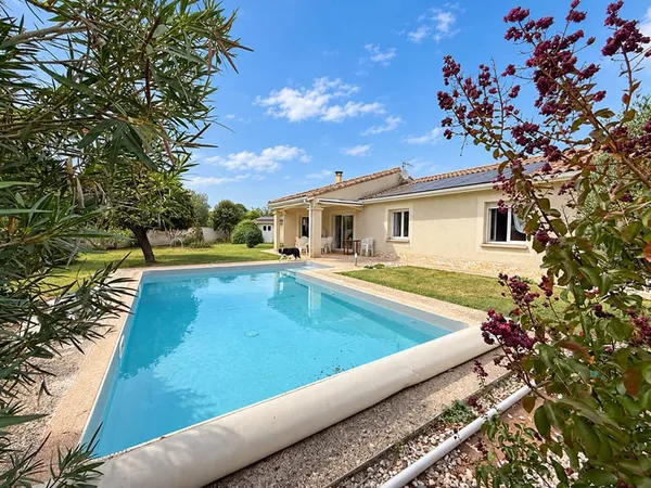 A Bias, maison de plain pied avec piscine