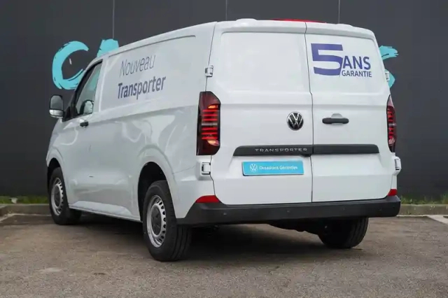 Volkswagen Transporter van l1h1 2.0 tdi 150 bva8 — photo 5