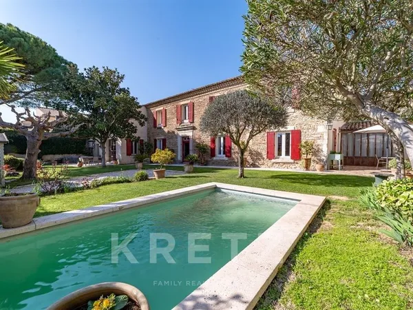 Maison vigneronne en pierre avec piscine, 5 chambres, à 20 minutes au sud de Nîmes.