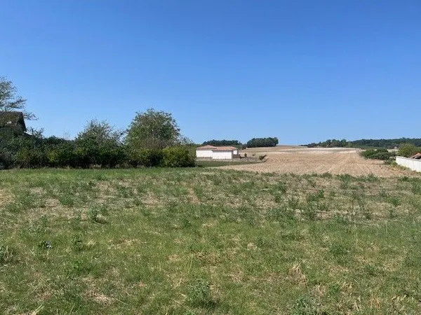 Terrain à bâtir de 1220 m² à FONROQUE (24)