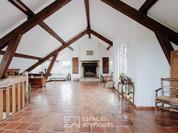 Maison de village aux volumes insoupçonnés et esprit loft sous les toits