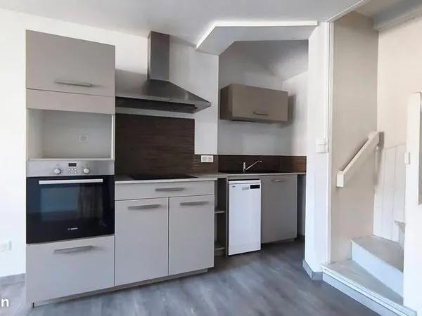 Maison de caractère rénovée - double garage - atelier indépendant - fort potentiel d'évolution