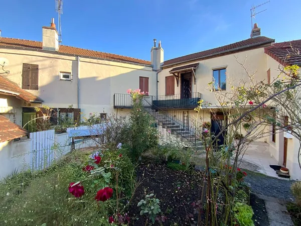 LE CREUSOT proche commodités. Immeuble comprenant deux appartements loués