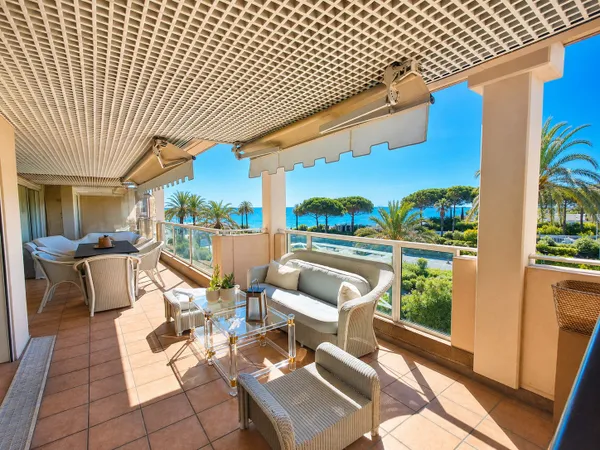 GOLFE-JUAN PALAIS NAPOLÉON Grand 4 pièces de 103 m2 avec