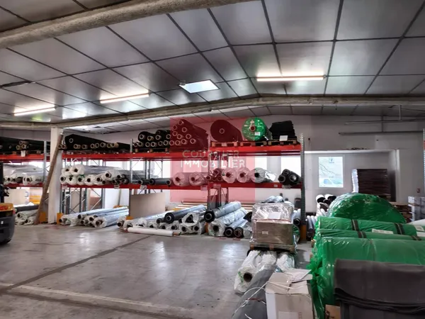 LES ESSARTS LE ROI (78) - VENTE ENTREPÔT 953 M²