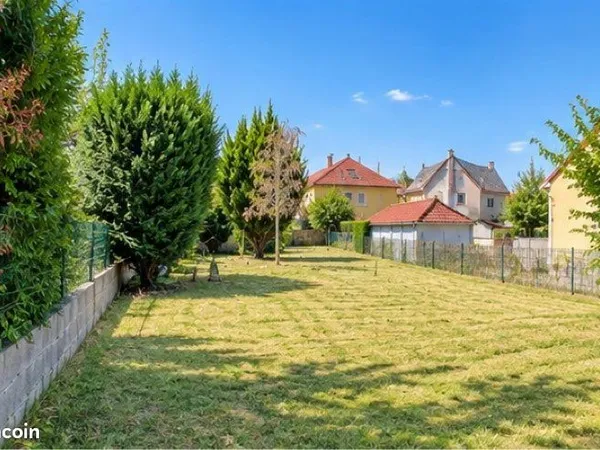 Terrain constructible avec garage à vendre