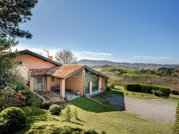 EXCLUSIVITÉ - Urrugne - Propriété avec vue dominante mer et montagnes sur 15 326 m²