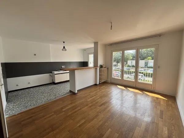 BEL APPARTEMENT F2 CHARGES COLLECTIVES AVEC PARKING ET BALCON
