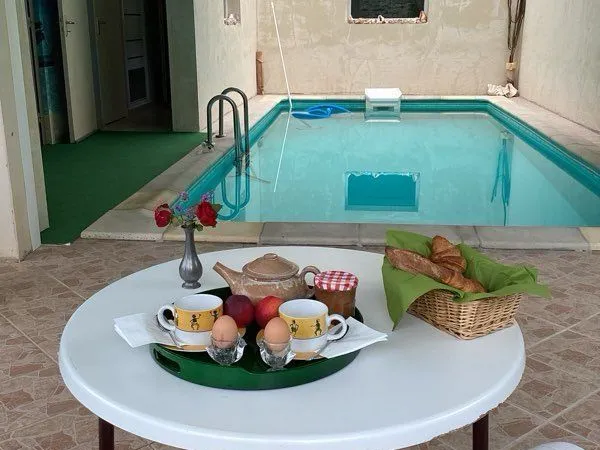 Maison meublée avec piscine intérieure a vendre