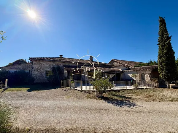 Propriété d'exception à Barjac au coeur de 8 hectares avec lac privé