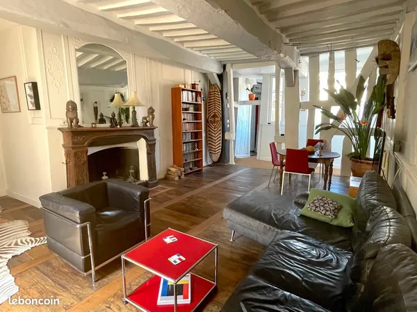 SANS FRAIS D'AGENCE : Appartement de charme, immeuble du XVIIe siècle au coeur de Rennes