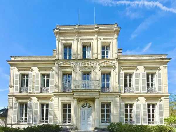 A vendre, Pays de la Loire, Château sur un domaine de 88 hectares - Sarthe