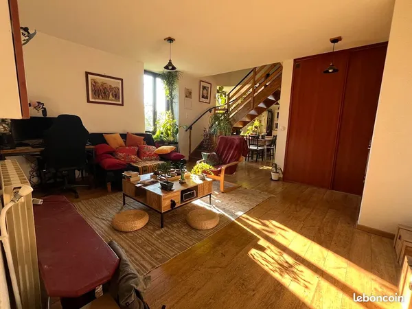 Duplex T3 meublé indépendant avec parc arboré et 2 places de parking