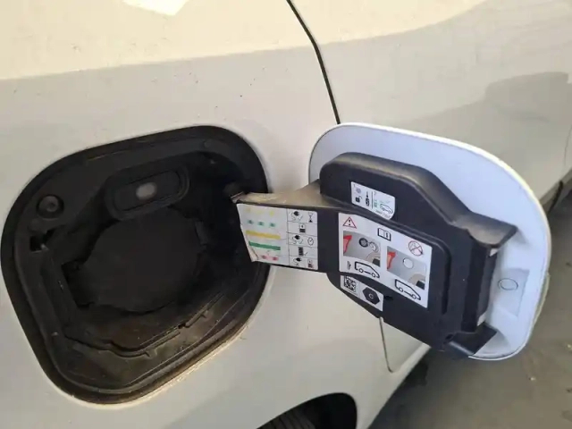 Renault Twingo iii e-tech — photo 12