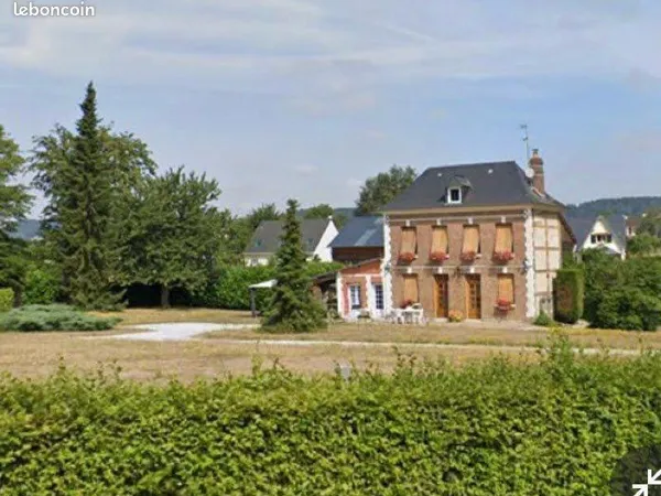 Maison briques et silex avec terrain a batir